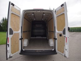 Blick ins Innere des VW Crafter Transporter mit offenen Hecktueren