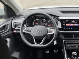 Lenkrad im Fahrerraum des VW T-Cross Economy
