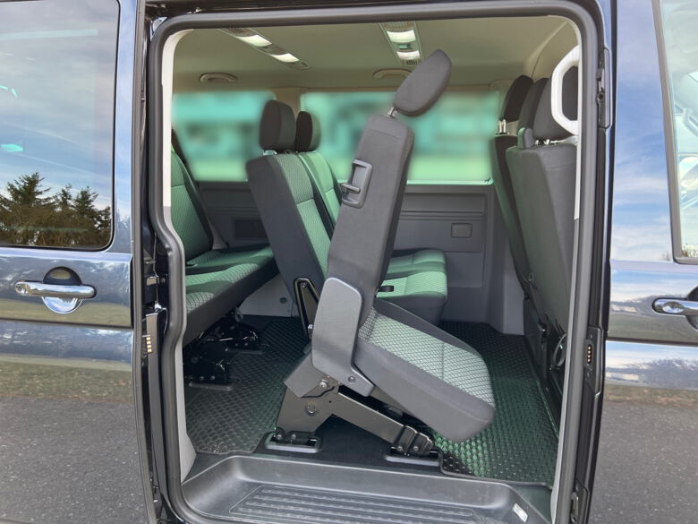 Innenraum des VW T6 Caravelle mit langem Radstand